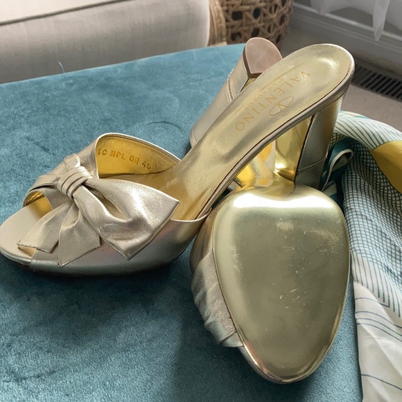 Never worn gold Valentino bow d’orsay heels - Picture 3 of 4